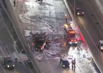 405번 Fwy 출근길 대란 … 건초트럭 화재 때문