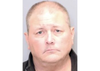 성탄 캐럴 부르러 온 소녀들에 총 겨눈 50대 남성