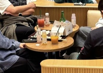 스타벅스에서 소주+치킨?…中 관광객 눈살