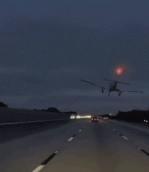 눈앞에 비행기 ‘쾅’…운전자 경악 고속도로 불시착(영상)