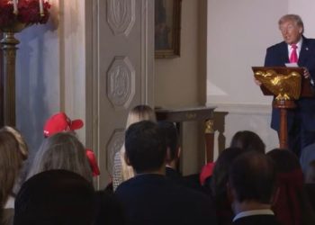 ‘뜬금없이 뱀 이야기’ 꺼낸 트럼프, 백악관서 횡설수설 연설