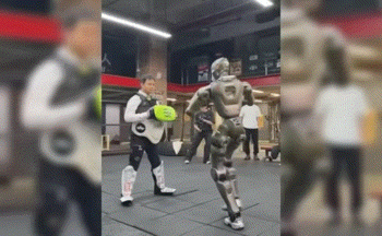 “뼈 부러질 뻔”…사람 차는 로봇, 안전성 도마(영상)