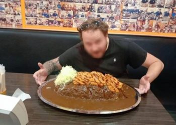 ’14㎏ 카레 먹기 챌린지’ 성공한 남성…알고보니 주머니에