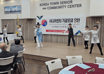 [화제] 한인 시니어들 ‘깜짝’ 퍼포먼스 … ‘K-팝 데몬 헌터스’ 공연