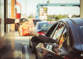 맥도날드 드라이브 스루서 60대 남성 압사