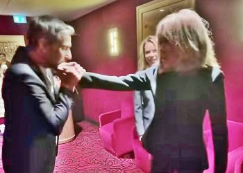 “더러운 X년들”…마크롱 아내, 페미니스트에 욕설 논란