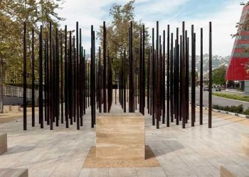 웨스트 할리웃 ‘STORIES’ 에이즈 기념비 제막 … 세계 에이즈의 날 추모 행사