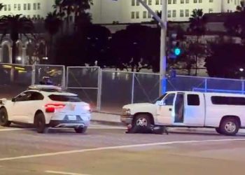 ‘수상한’ 웨이모, 엎드린 사람 ‘깔고 갈 뻔’ … 경찰 작전현장 그대로 진입