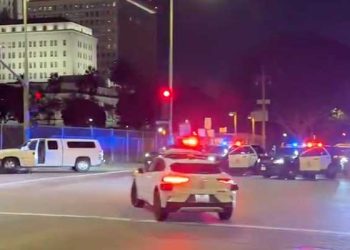 ‘수상한’ 웨이모, 엎드린 사람 ‘깔고 갈 뻔’ … 경찰 작전현장 그대로 진입