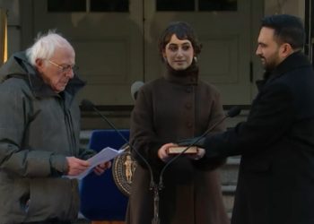 맘다니 뉴욕시장, ‘쿠란’에 손 얹고 취임 선서