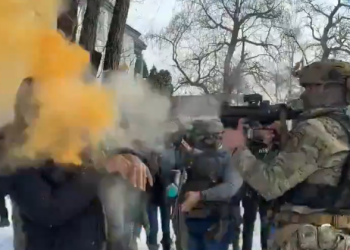 ICE 요원들 시민들 얼굴에 최루개스 난사(영상)