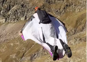 2000번 넘게 비행 윙슈트 베테랑 미국인, 어쩌다 …