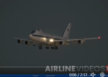 ‘둠스데이(최후의 날) 항공기, 왜 LA 공항에 착륙했나