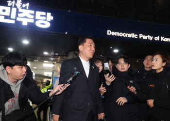 ‘공천헌금 의혹’ 민주 김병기 부부 등 5명 출국금지