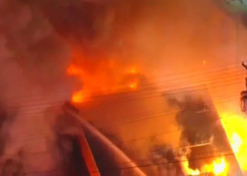 교회에 무슨 일 … 화재 이틀째 계속, 아파트 주민들 대피