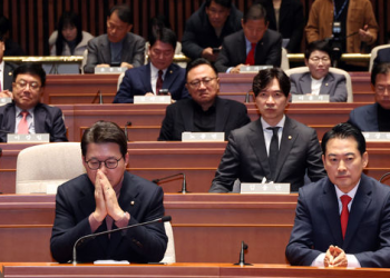 국힘, 의총서 “한동훈 제명 철회해야”