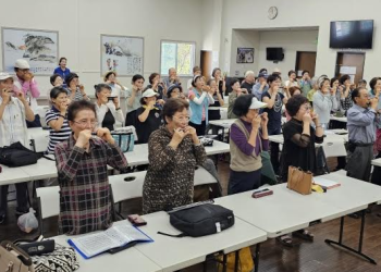 개막전 무대 앞두고 구슬땀 흘리는 한인 시니어 하모니카 앙상블