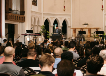 시위대 몰려 간 교회 … 담임목사가 ICE 요원