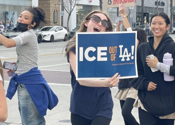 “학교 대신 거리로!” 패사디나서 고교생들 ‘반독재’ 동맹휴업