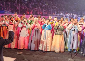 2만 관중 홀린 ‘하모니카 선율’ … 화려한 한복에 찬사 쏟아져