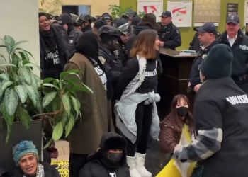 “잠이 오냐?”… ICE 요원 투숙 호텔서 심야 소음 시위 확산