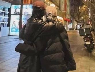 송혜교, 길거리 심야 데이트 포착