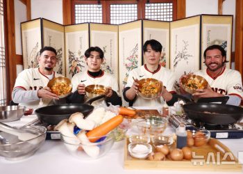 이정후, 아다메스와 비빔밥 먹고 딱지치기…한국 문화 체험