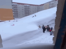 “눈이 산처럼 쌓였다” 폭설현장 아이들 반전 일상(영상)