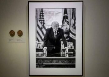 불편한 이력삭제?… 새 초상화엔 탄핵소추 기록 빠져