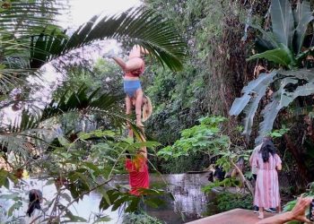 “사찰서 벗다시피 요가”…’선 넘은 관광객’에 발칵