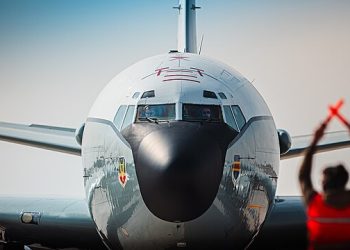 중동 전운 최고조…미 핵정찰기 투입 vs 이란 ‘호르무즈 봉쇄’ 예고