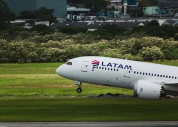 여객기 착륙 순간 ‘펑펑펑’…애틀랜타 공항서 아찔한 사고