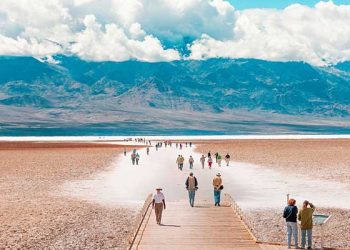 [화제] 데스밸리 사막에 거대호수 … 6마일 길이 ‘레이크 맨리’ 재등장