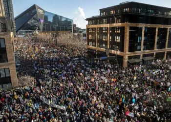 ICE, 미네소타서 또 총격… 거리로 쏟아져 나온 시위대