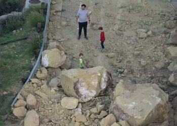 ‘산사태 폐쇄’ 바위들 사이에 아이들 “위험천만”