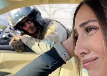 “휴대전화 만지면 티켓” … 셰리프국, 웃음 섞인 영상 화제