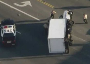 “스파이크 스트립 피하려다 쾅” … 도난트럭 추격전 전복