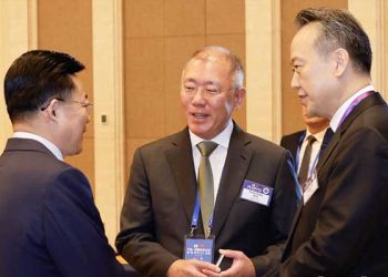 정의선 회장, 중국 찍고 미국으로 직행…CES서 젠슨 황 만나나