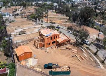 이튼화재 이재민 가족, 첫 귀환…무료 모듈러 주택 입주