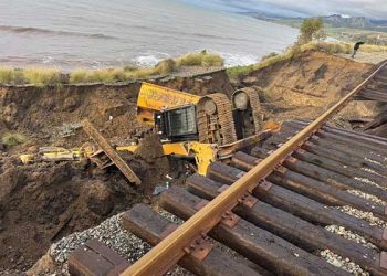 “초보자야?” … 폭풍 복구 굴착기 전복, ‘아찔한 순간’