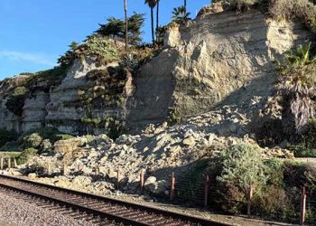 오렌지카운티서 산사태로 철도 폐쇄…K9 팀 투입, 인명 피해 없어