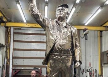 [이런 일도] 금박 입힌 거대 트럼프 동상 “돈 콜로서스” 들어선다