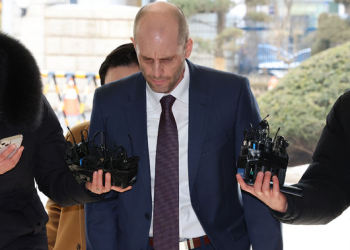 “한국이 미국기업 표적 공격” .. 쿠팡 대표 소환장 공개하며 압박