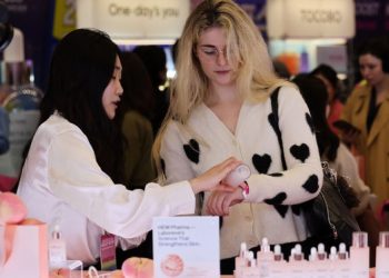 CNN, “화장품도 한류…K팝 이어 K뷰티 세계장악”