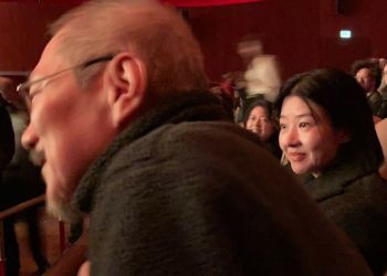 ‘김민희와 득남’ 홍상수, 베를린영화제 포착…송선미와 미소