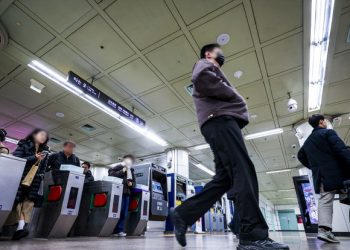 한국 임금근로자 62%, 월보수 350만원 안돼