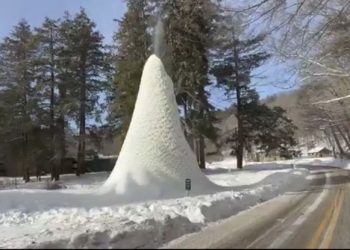 혹한 속 뉴욕 공원에 ‘얼음 화산’ 등장…높이 9m까지 자라