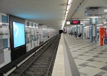 “너도 데려가겠다”…18세 소녀 붙잡고 지하철 투신 자살