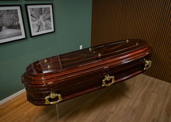 교사 그만두고 ‘관’ 팔아 80억 벌었다.