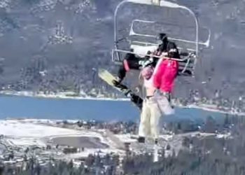 빅베어 스키장서 리프트 쌍동이 매달림 아찔 사고